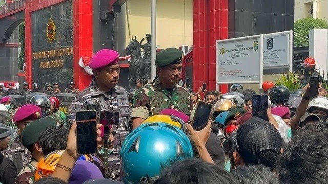 Situasi Memanas di Kwitang, TNI Bantu Dialog Tenangkan Massa Ojol