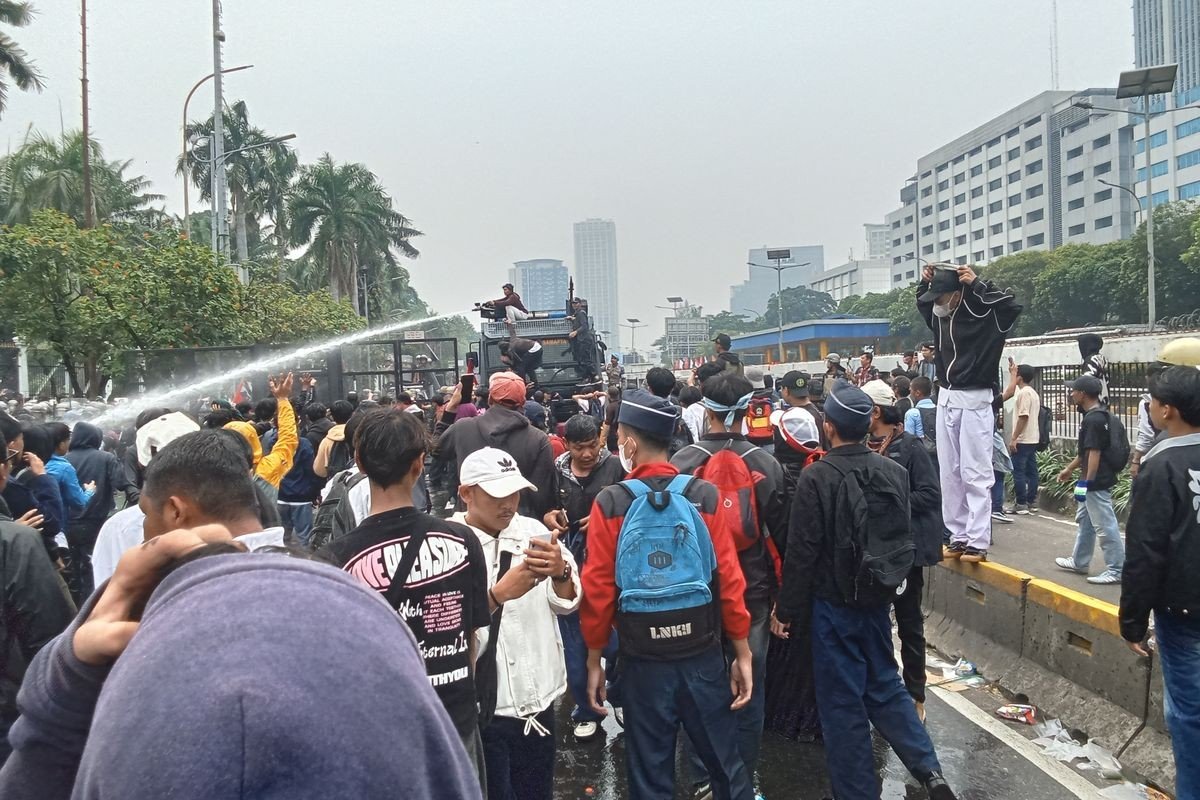 Gas Air Mata dan Water Cannon Warnai Aksi Demo 25 Agustus di Depan DPR