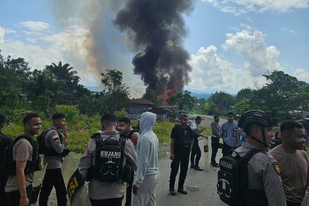 Kerusuhan Yalimo Memanas, Puluhan Bangunan Dibakar Massa