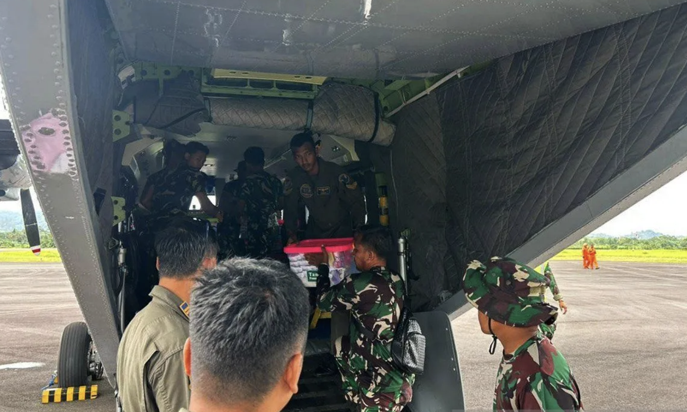 Helikopter Panther TNI AL Percepat Pengiriman Logistik ke Wilayah Terdampak Banjir