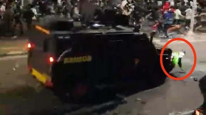 Ricuh di Pejompongan: Driver Ojol Terlindas Mobil Brimob