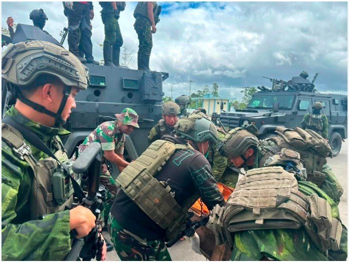 TNI Berhasil Evakuasi Korban Terakhir Penembakan di Trans Papua, Komitmen Lindungi Warga.