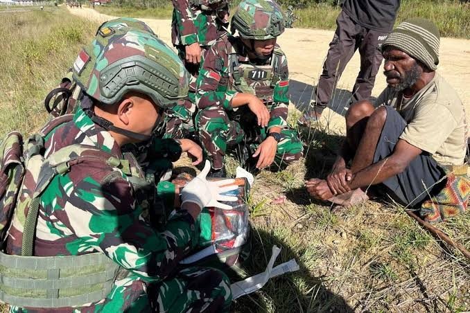TNI Gelar Pengobatan Gratis, Wujud Kepedulian Nyata bagi Masyarakat Papua