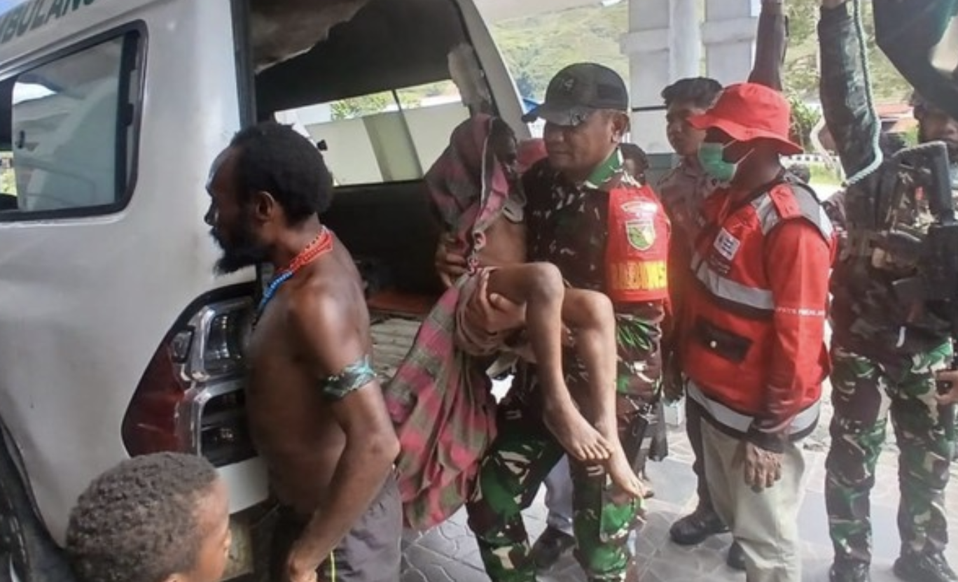 Respons Cepat TNI dan PMI Evakuasi Pengungsi Korban Kekerasan KKB