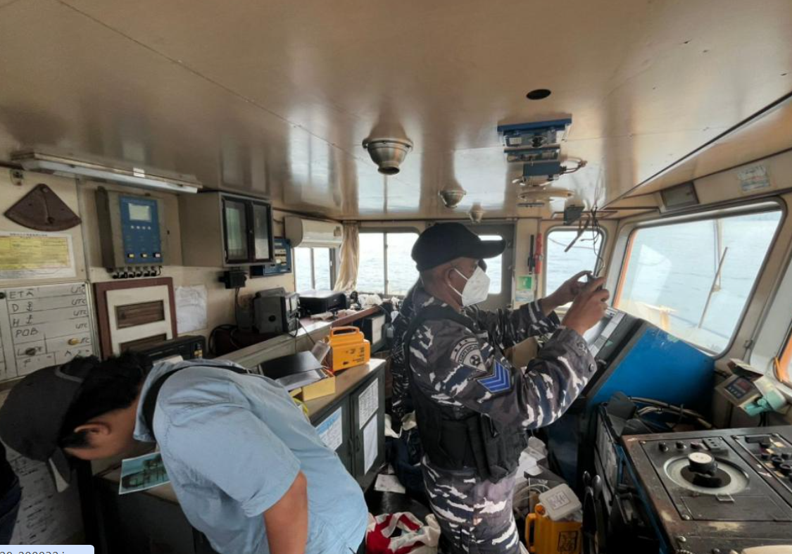 TNI AL AMANKAN KAPAL NIAGA TERDAMPAR DI KABUPATEN LINGGA PROVINSI KEPULAUAN RIAU