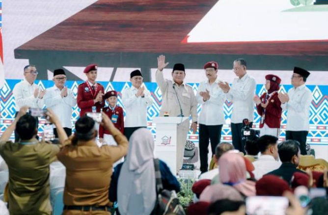 Resmikan 166 Sekolah Rakyat di Kalimantan Selatan, Presiden Prabowo Tinjau Perpustakaan dan Dorong L