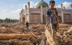 Ramadhan Penuh Kepedulian, Satbrimob Polda Sumsel Bangun Huntara untuk Korban Bencana Aceh