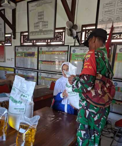 Kawal Penyaluran Bantuan Pangan Beras dan Migor, Babinsa Semarapura Kangin Tegaskan Komitmen TNI Duk