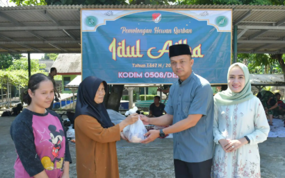 Pererat Kebersamaan TNI dan Masyarakat, Kodim Depok Bagikan 600 Paket Daging Kurban