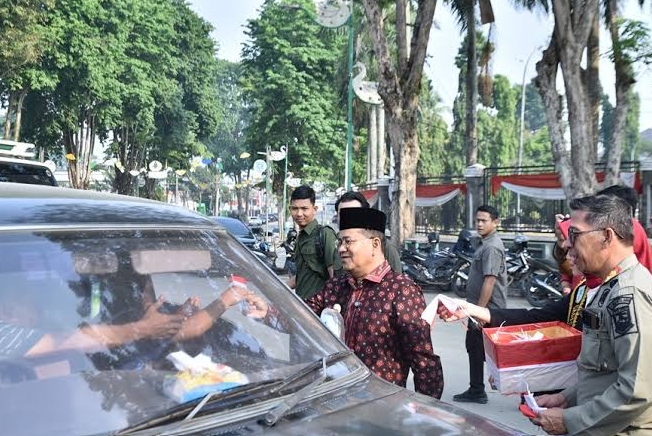 4.000 Bendera Merah Putih Dibagikan, Pemkot Jambi Ajak Warga Rawat Semangat Persatuan