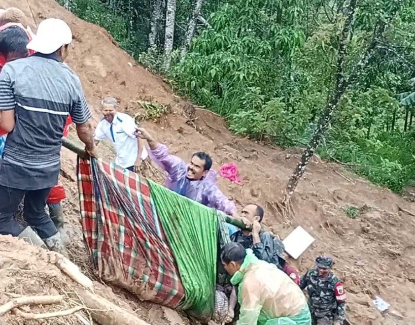Prajurit TNI AD Terdampak Longsor Saat Evakuasi Warga di Padang Panjang — 1 Gugur, 2 Masih Dicari