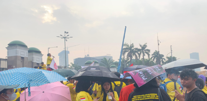 Meski Diguyur Hujan Deras, Semangat Mahasiswa untuk Demo di DPR Tetap Menyala