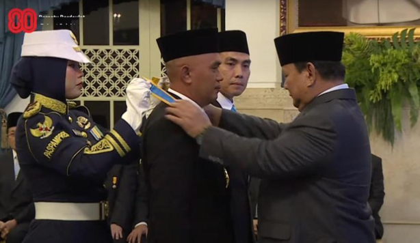 Prabowo Anugerahkan Tanda Jasa kepada Lebih dari 100 Tokoh di Istana Negara