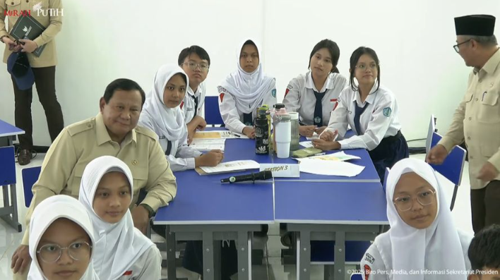 Prabowo Ikut Belajar di Kelas IX SMPN 4 Bekasi Saat Luncurkan Smartboard