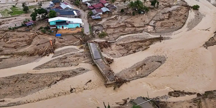 Seskab: Kerusakan Lingkungan Perparah Banjir dan Longsor di Sumatra, Pemerintah Usut Penyebabnya