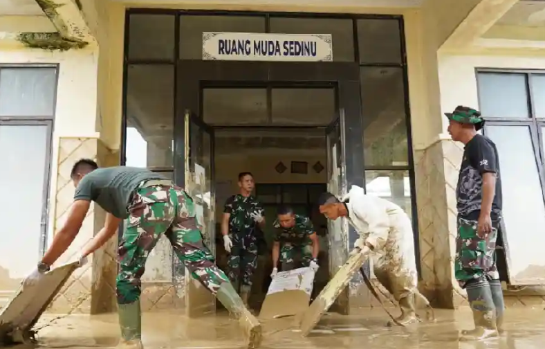 TNI Kerahkan 100 Prajurit Percepat Pemulihan RSUD Aceh Tamiang Pascabanjir dan Longsor