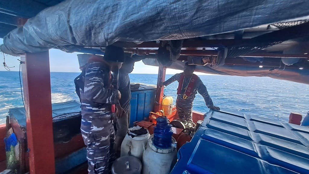 Operasi Laut Panas! TNI AL Tangkap Kapal Pembom Ikan di Nias Selatan