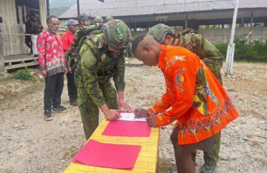 TNI Papua Rangkul Tiga Eks OPM, Ikrar Setia NKRI di Sinak