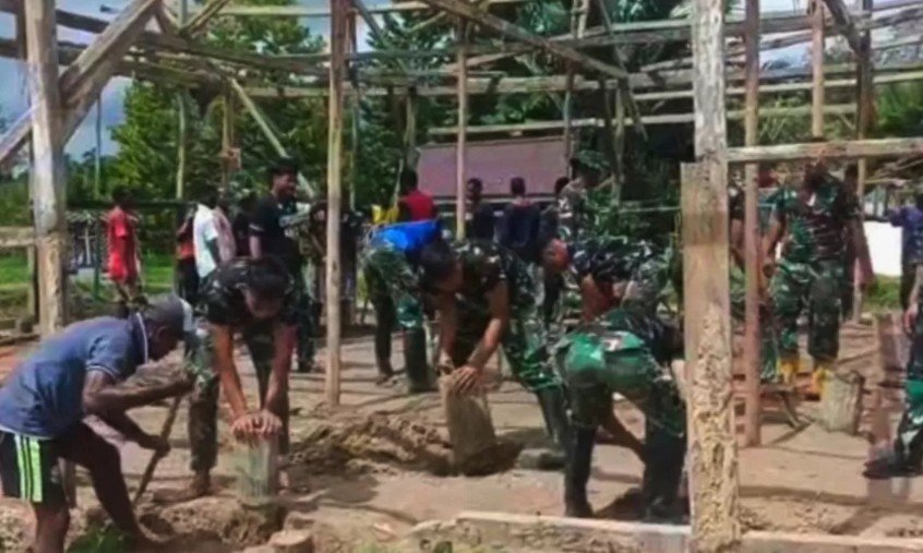 Negara Hadir untuk Rakyat Papua, Melalui Satgas Yonif 123/Rajawali Merehabilitasi gereja