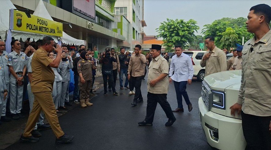 Prabowo Kunjungi Korban Kecelakaan Kereta Bekasi Timur di RSUD Kota Bekasi 