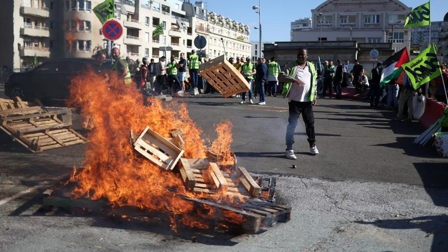 Prancis Lumpuh: 800 Ribu Warga Mogok Massal Lawan Pemotongan Anggaran