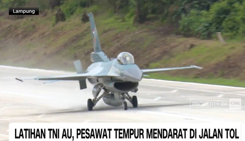 Pesawat Tempur TNI AU Uji Coba Pendaratan di Tol Lampung 