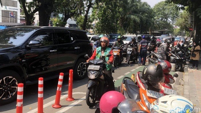Jalan ke Senen Macet Parah, Massa Padati Sekitar Mako Brimob