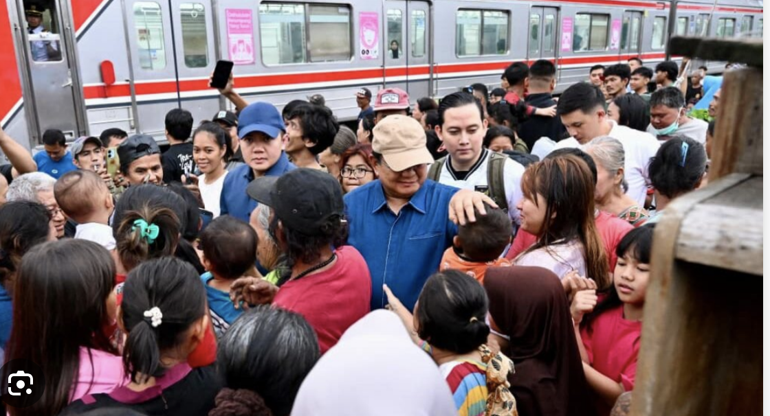 Kunjungi Warga Bantaran Rel Senen, Prabowo Serius Perhatikan Kesejahteraan Rakyat