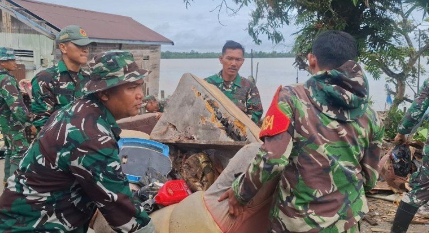 TNI dan Warga Bersinergi Bersihkan Bantaran Sungai Sesayap